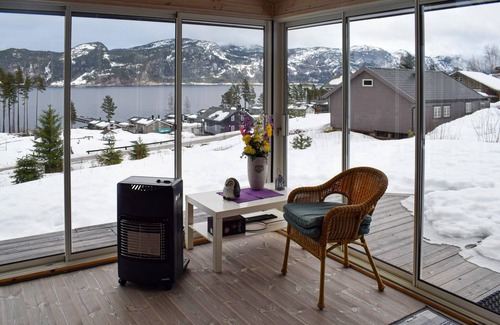 Nissedal House | Light-flooded vacation home with spacious conservatory and great views of Lake Niss.