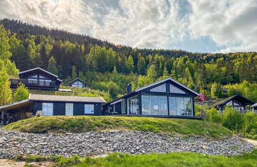 Nissedal House | Light-flooded vacation home with spacious conservatory and great views of Lake Niss.