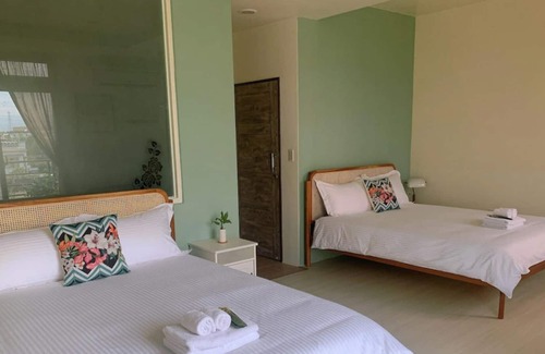 Dongshan Bed & Breakfast | Light home 寧靜生活 近羅東 6-8人 可開伙聚餐 桌遊 免費車位 歡迎預訂