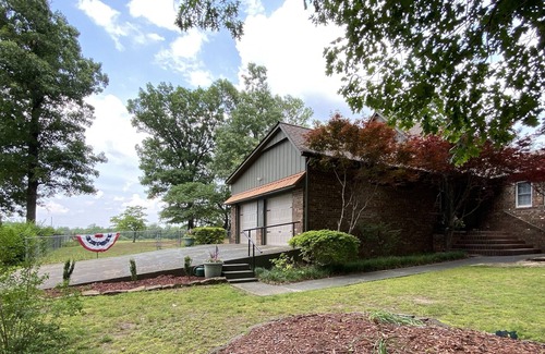 Moodys House | Light On The Hill a spacious, gated, country gem