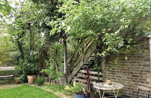 Cazenove House | Light & spacious two bed garden flat in Stoke Newington