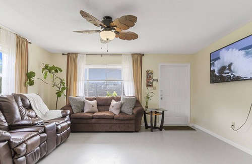 Pahokee House | Light Up Front & Back | Queen Beds | Lake | Pet Ok