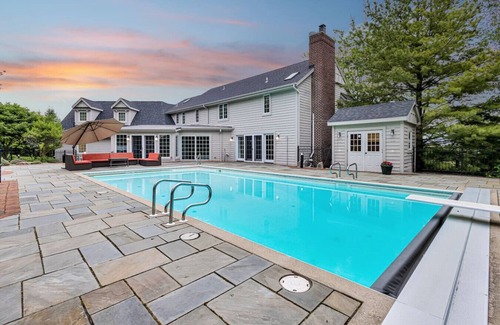 Saukville House | Lighthouse | 9BR Resort · Pool · Arcade · Hot Tub
