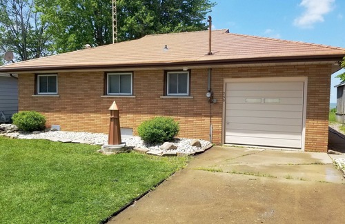Lighthouse Cove Cottage | Lighthouse Cove Lakefront Cottage with Canal Dock