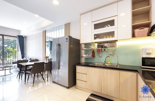 Tan Binh House | Lighting 2BRs Apt, 5minsfrom Airport, Free gym & Pool