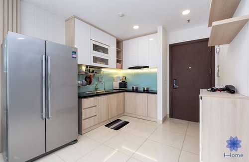 Tan Binh House | Lighting 2BRs Apt, 5minsfrom Airport, Free gym & Pool
