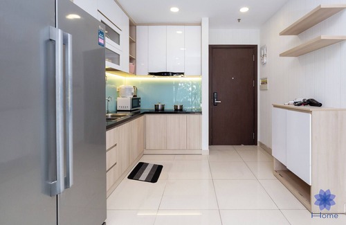 Tan Binh House | Lighting 2BRs Apt, 5minsfrom Airport, Free gym & Pool