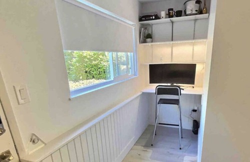 District of North Vancouver Apartment | Like new Suite with full kitchen and private bath
