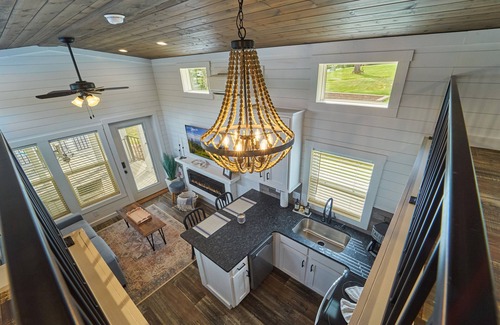 Sevierville Cottage | Lil Lake House! Modern Tiny Home!