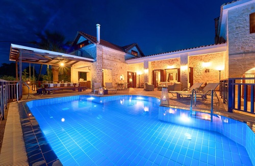 Akrotiri Villa | Lilas Luxury Villa, is a stone manor with its own private pool .