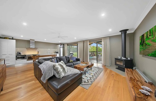 Keinbah House | Lilies Poolside Villa - Romance and tranquility in the heart of Lovedale