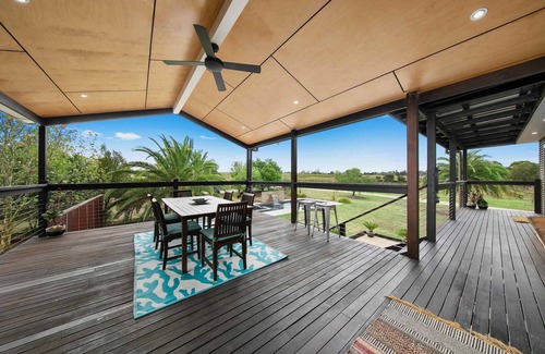 Keinbah House | Lilies Poolside Villa - Romance and tranquility in the heart of Lovedale