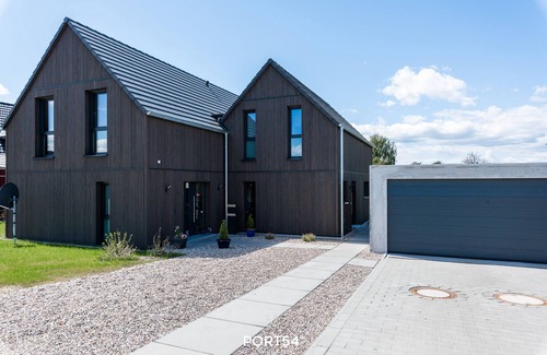 Dollerup House | Lille sort hus -terrace, garden furniture, barbecue, shower room, guest WC, parking space