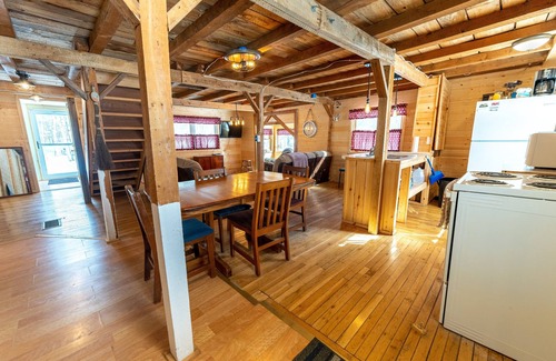 Curtis Cottage | Lillie's Lil Cabin: Fall Vibes Only – Cozy Cabin Stay Awaits!
