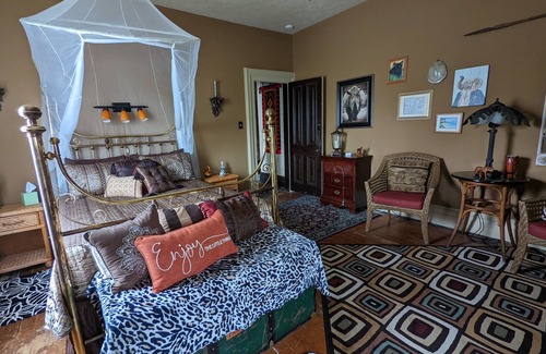 New Castle Bed & Breakfast | Lilly of the Nile room
