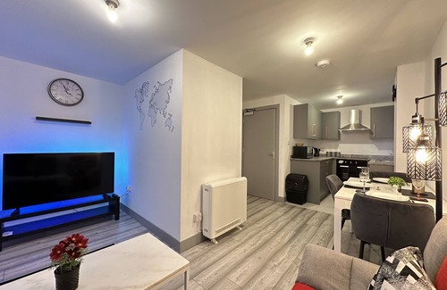 Marston Green Apartment | Lilypad Suite: Near Bham Airport | NEC | HS2 | Res