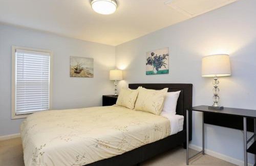 Three Oaks House | Lily’s Cottage, steps from Journeyman and Acorn!