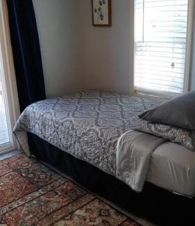Three Oaks House | Lily’s Cottage, steps from Journeyman and Acorn!