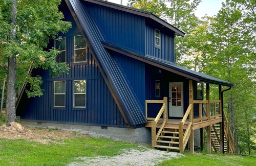 Beattyville Cabin | Limestone Ridge- 2-bedroom, A-frame cabin in the Gorge with AC, WiFi, hot tub