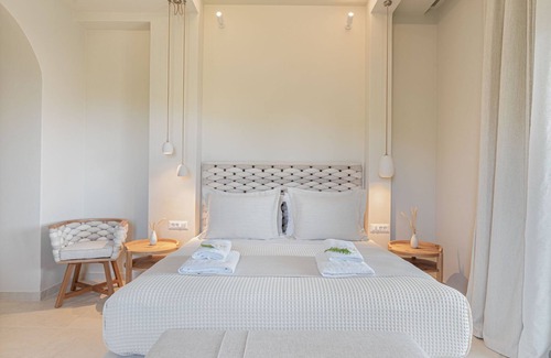 Andros Town House | Limonioum Suite by Casa Di Fiori Andros Suites