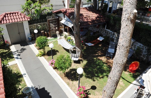 Lagonissi House | Linares Summerhouse is a family friendly residence in the Athenian Riviera.