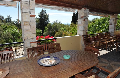 Lagonissi House | Linares Summerhouse is a family friendly residence in the Athenian Riviera.