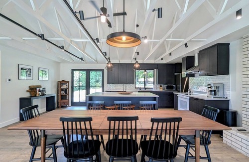 Newberg House | Lince House ~ In the Center of it All!