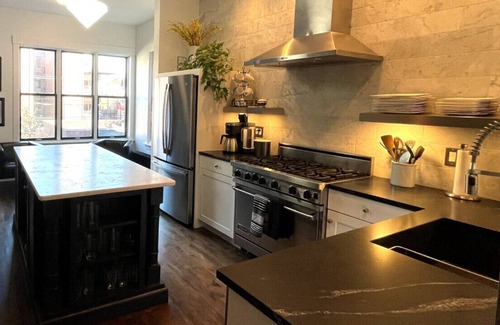 Sheffield and DePaul House | Lincoln Park Centrally Located