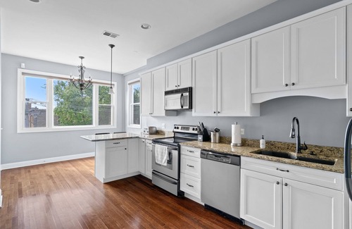 Sheffield and DePaul Condo | Lincoln Park/depaul 8 Bed 1 Parking Spot Sleeps 18 by AllSet Turnover