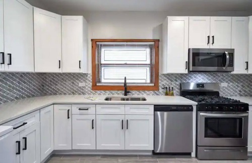 Chicago Cabin | Lincoln Square Newly Remolded Unit w/Central HVAC