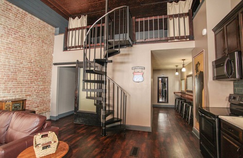 Lincoln Apartment | Lincoln’s Loft - Speakeasy Suite