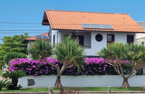 Daniela House | Linda Casa, 4 Quartos com Piscina e Churrasqueira a 150 Metros da Praia