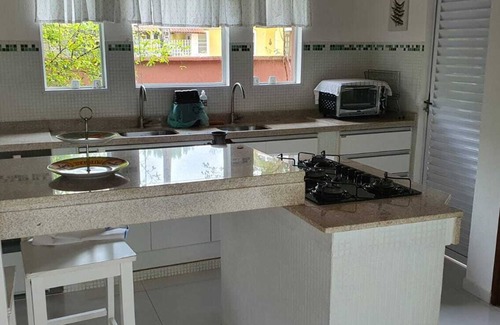 Guarutuba House | Linda Casa PÉ NA Areia, Três Suítes, Churrasqueira, Hidromassagem