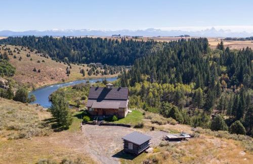 Ashton House | Lindas Perch by KABINO On Bank of Henrys Fork Mtn Views Fishing 6 acres Snake River WIFI