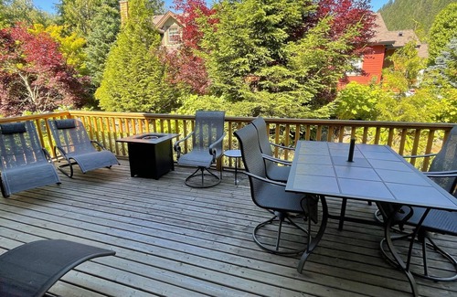 Lindell Beach Cottage | Lindell Beach Retreat with amazing amenities and walking distance to Cultus Lake