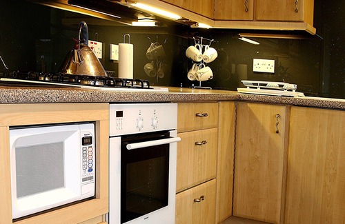 Stirling Apartment | Linden Apartment - an apartment that sleeps 4 guests in 2 bedrooms