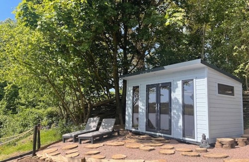 County Cavan Cottage | Linden Lodge, Dog-friendly, Adults only.Great getaway Hot Tub, Sauna & Kayaks.nn