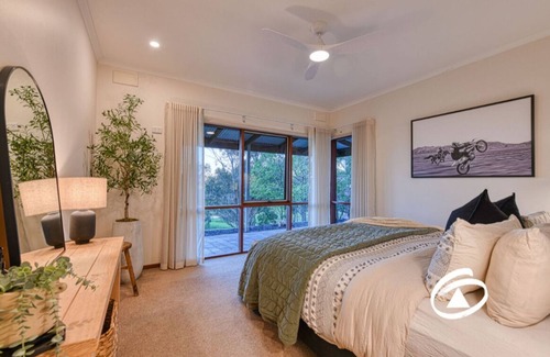 Pakenham Upper Other | 'Linden Rise' cosy farmhouse, peace & charm with views for miles. Pet Friendly