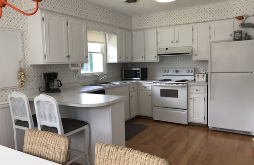 Country Club Estates Cottage | LINENS INCLUDED!*. REHOBOTH BEACH SOUTH Country Club Estates. Enjoy your vacation in this sunny and bright 3 BR 2 BA beach cottage. PET FRIENDLY