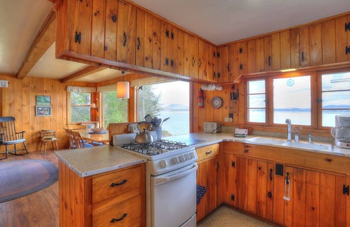Rangeley Plantation House | 🐾Linn Lakeside - Very private, rustic cottage on 400 feet of Rangeley Lake frontage, dog friendly