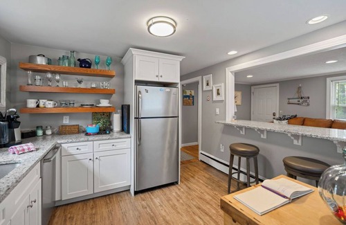 Southwick House | Linny's Lakeview Cottage - Cozy, fun & updated