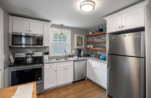 Southwick House | Linny's Lakeview Cottage - Cozy, fun & updated