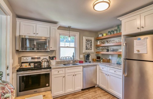 Southwick House | Linny's Lakeview Cottage - Cozy, fun & updated