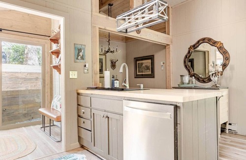 Newland House | Linville Tree Haus w/golf, community pool & fish'n