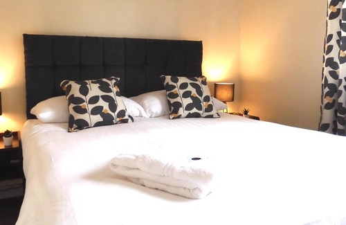 Hoole Apartment | Lion House Chester - Very Near Zoo & Ideal for City - Sleeps Up to 7