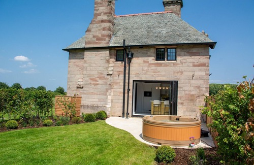Cheshire West and Chester Cottage | Liongate Lodge - sleeps 2 guests in 1 bedroom