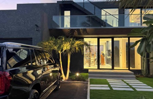 Ocean Point Villa | LIQUID Luxury Beachfront Villa Rooftop 2 Pool, Spa Baths & GYM - Turks &Caicos