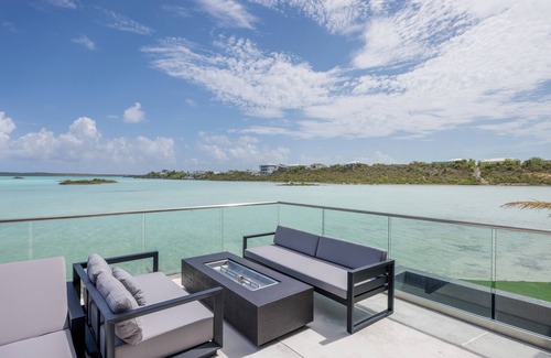 Ocean Point Villa | LIQUID Luxury Beachfront Villa Rooftop 2 Pool, Spa Baths & GYM - Turks &Caicos