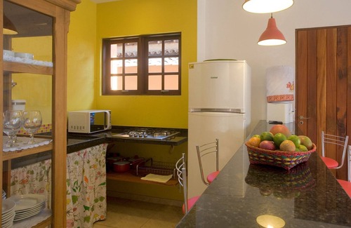 Mambucaba House | Lirio House. front beach. 3 ensuites, 1km from old center, with pool, wifi and BBQ