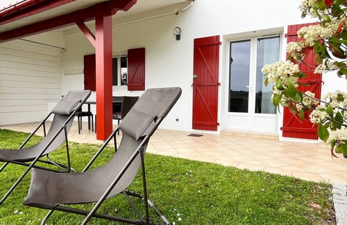 Hasparren Apartment | Listed gîte, tastefully decorated, sunny, panoramic view of the countryside